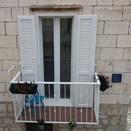 Apartment Jure Vis Bagian luar foto