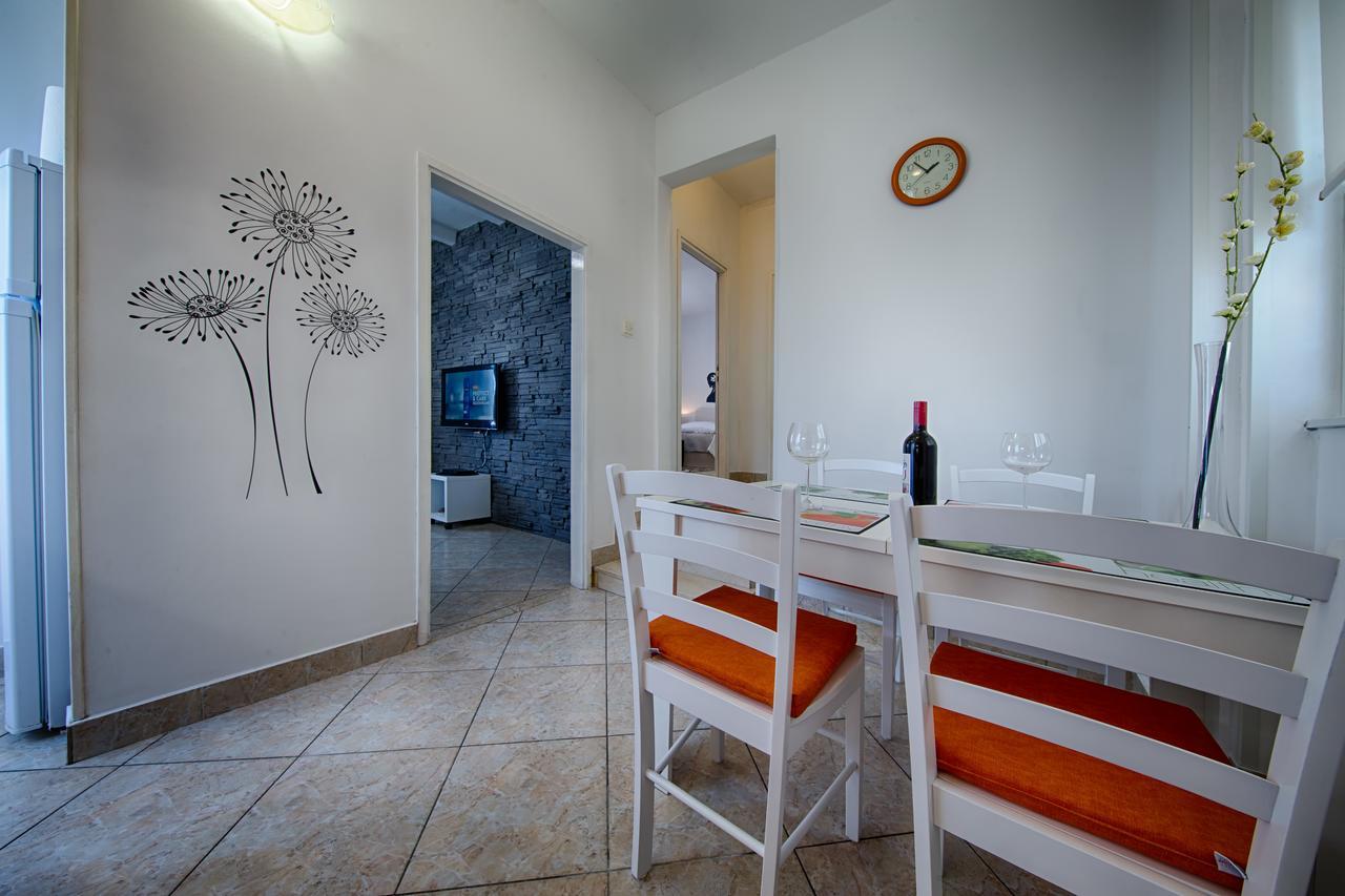 Apartment Jure Vis Bagian luar foto