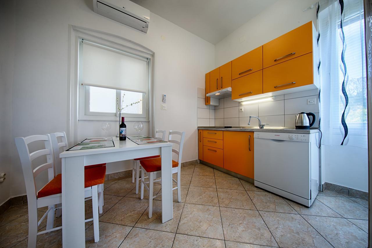 Apartment Jure Vis Bagian luar foto
