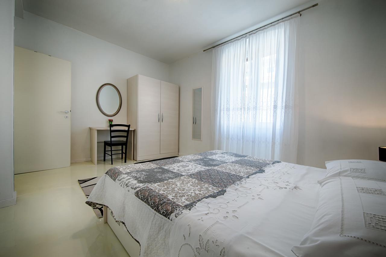 Apartment Jure Vis Bagian luar foto