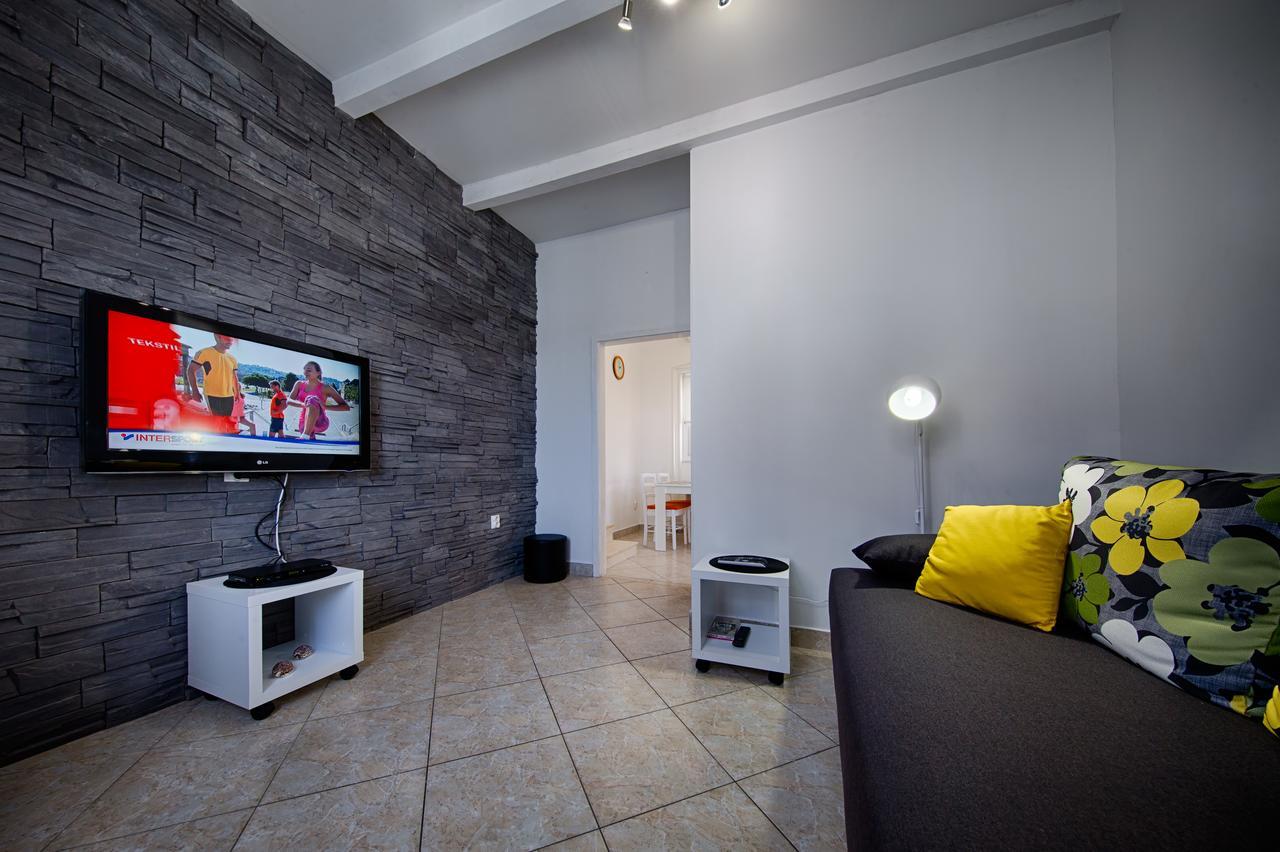 Apartment Jure Vis Bagian luar foto
